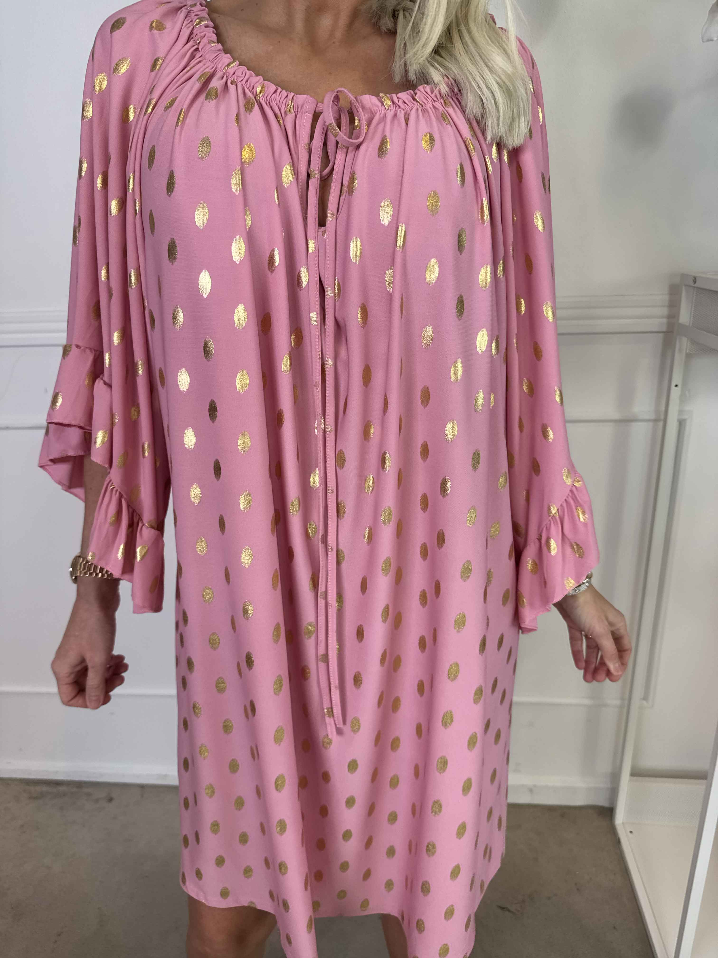 Yasma - Elastisk tunikaklänning med guldprickar och volangärmar